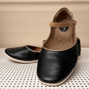 Elegant Black and Tan Flats